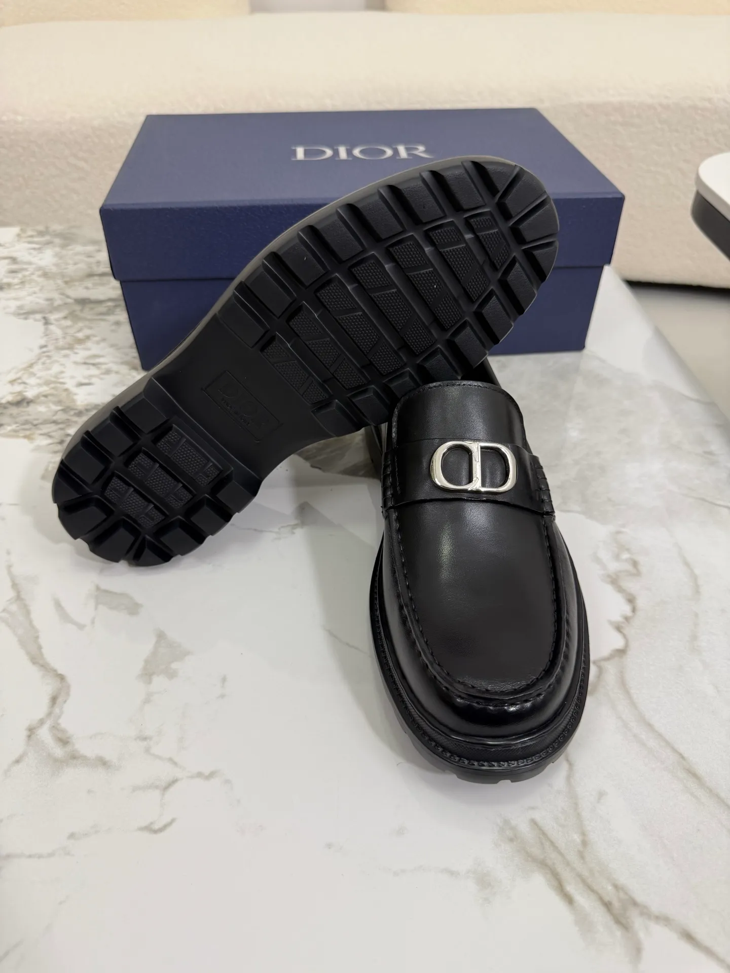 [ DIOR ] Top P: 820💰 ▪️Size: 39-44 (customized for 38.45) Top male leather shoes DIOR Dior combines high-quality materials and exquisite details. The imported cowhide leather upper is embellished with Gancio buckles, showing a luxurious style. Imported cattle. TP sole is light and flexible in texture